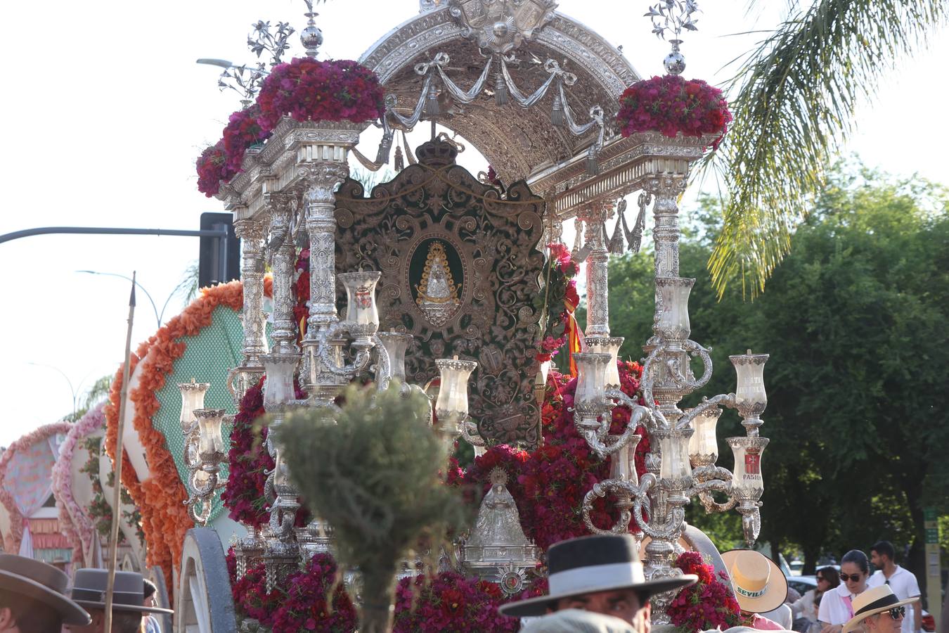 La hermandad del Rocío del Salvador llevó la alegría a las calles de Sevilla por las que fue pasando