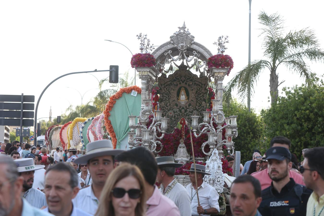 La hermandad del Rocío del Salvador llevó la alegría a las calles de Sevilla por las que fue pasando