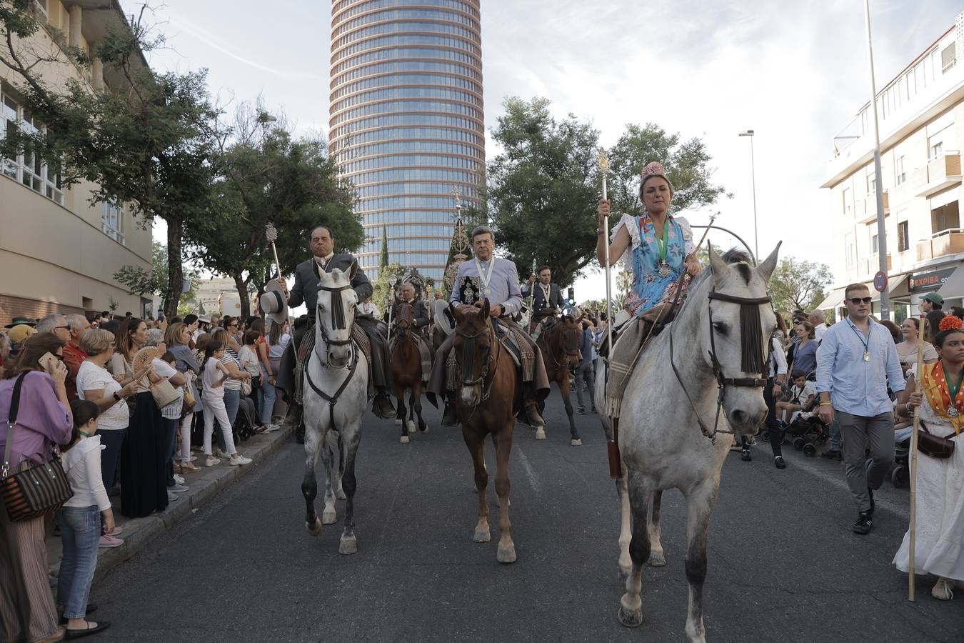 Una multitudinaria hermandad del Rocío de Triana llega a su barrio