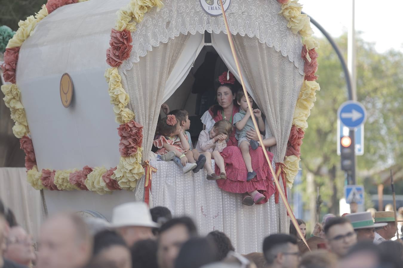 Una multitudinaria hermandad del Rocío de Triana llega a su barrio