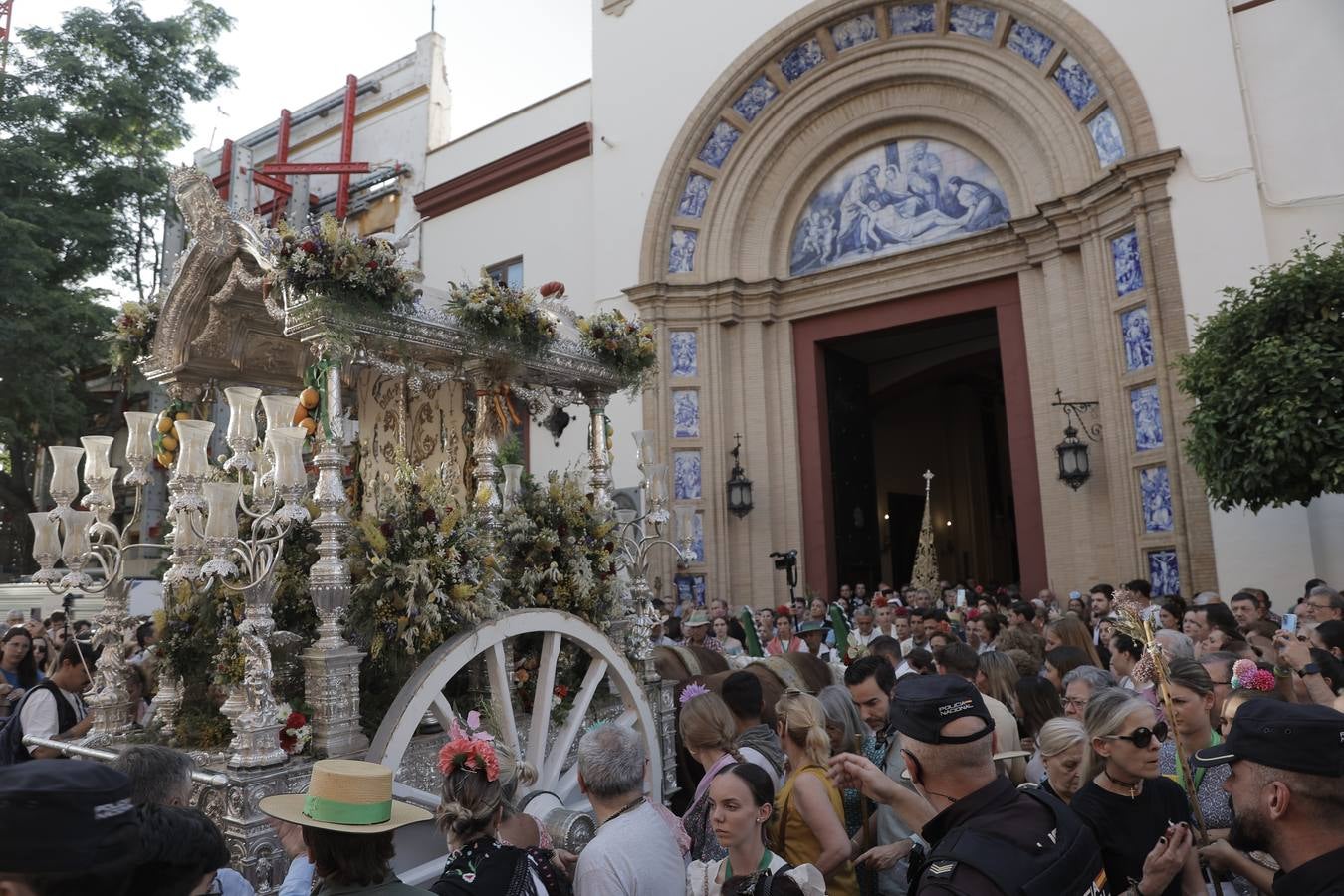 Una multitudinaria hermandad del Rocío de Triana llega a su barrio