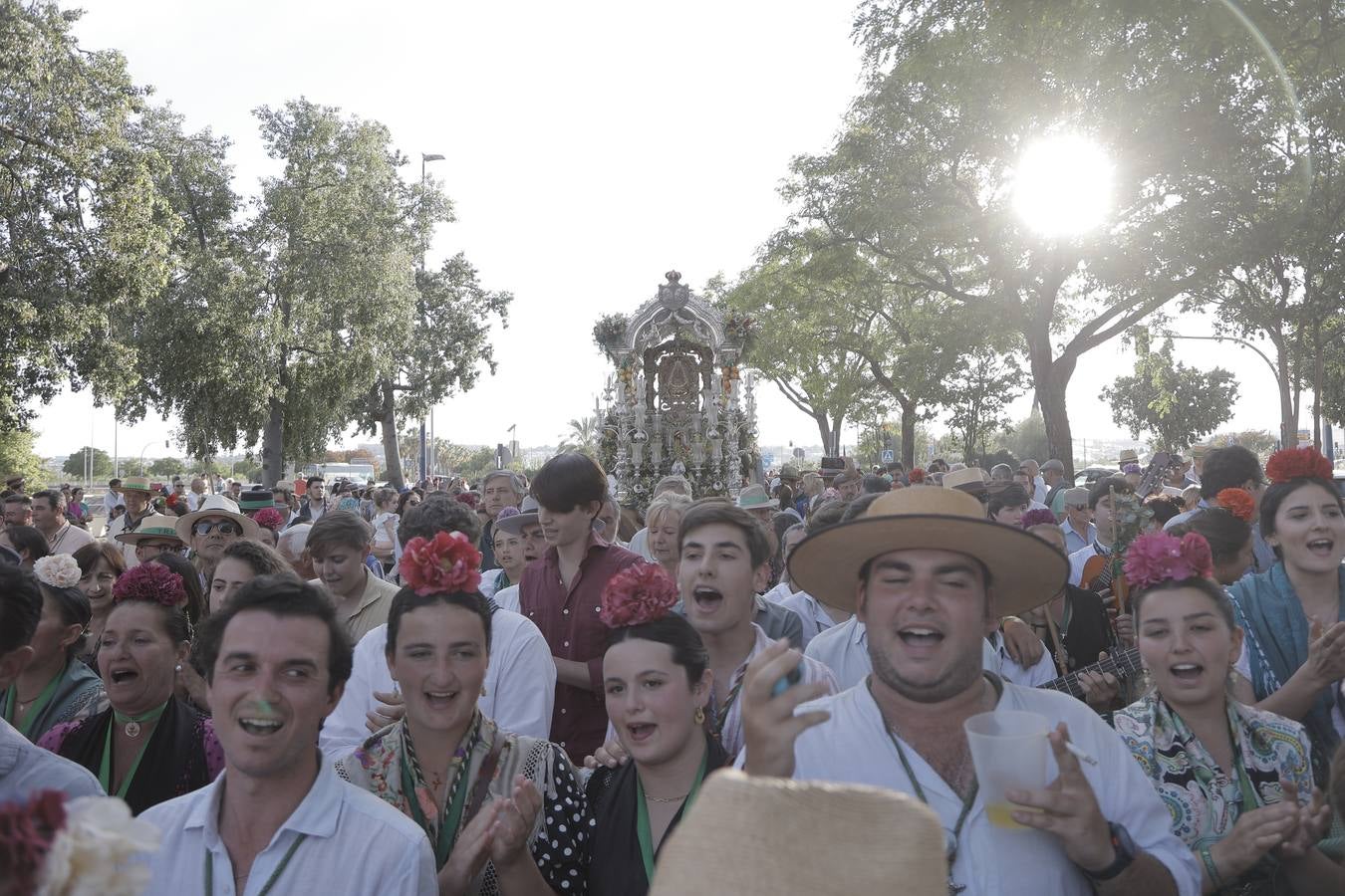 Una multitudinaria hermandad del Rocío de Triana llega a su barrio