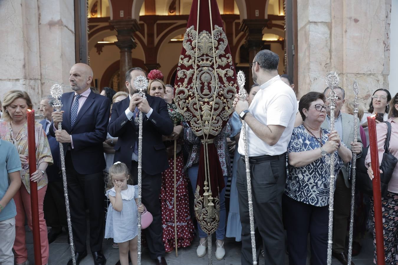 Una multitudinaria hermandad del Rocío de Triana llega a su barrio