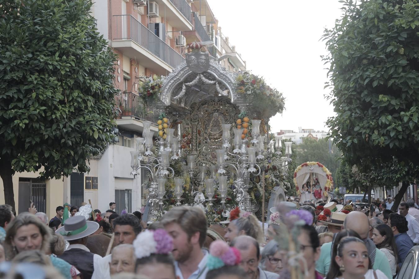 Una multitudinaria hermandad del Rocío de Triana llega a su barrio