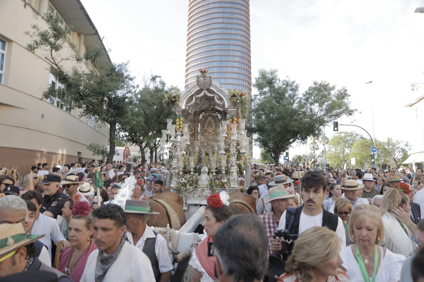 Una multitudinaria hermandad del Rocío de Triana llega a su barrio