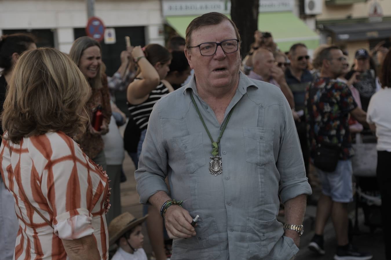 Una multitudinaria hermandad del Rocío de Triana llega a su barrio