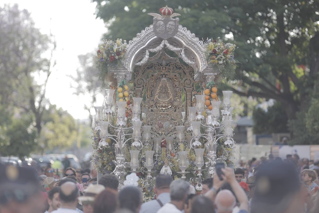 Una multitudinaria hermandad del Rocío de Triana llega a su barrio