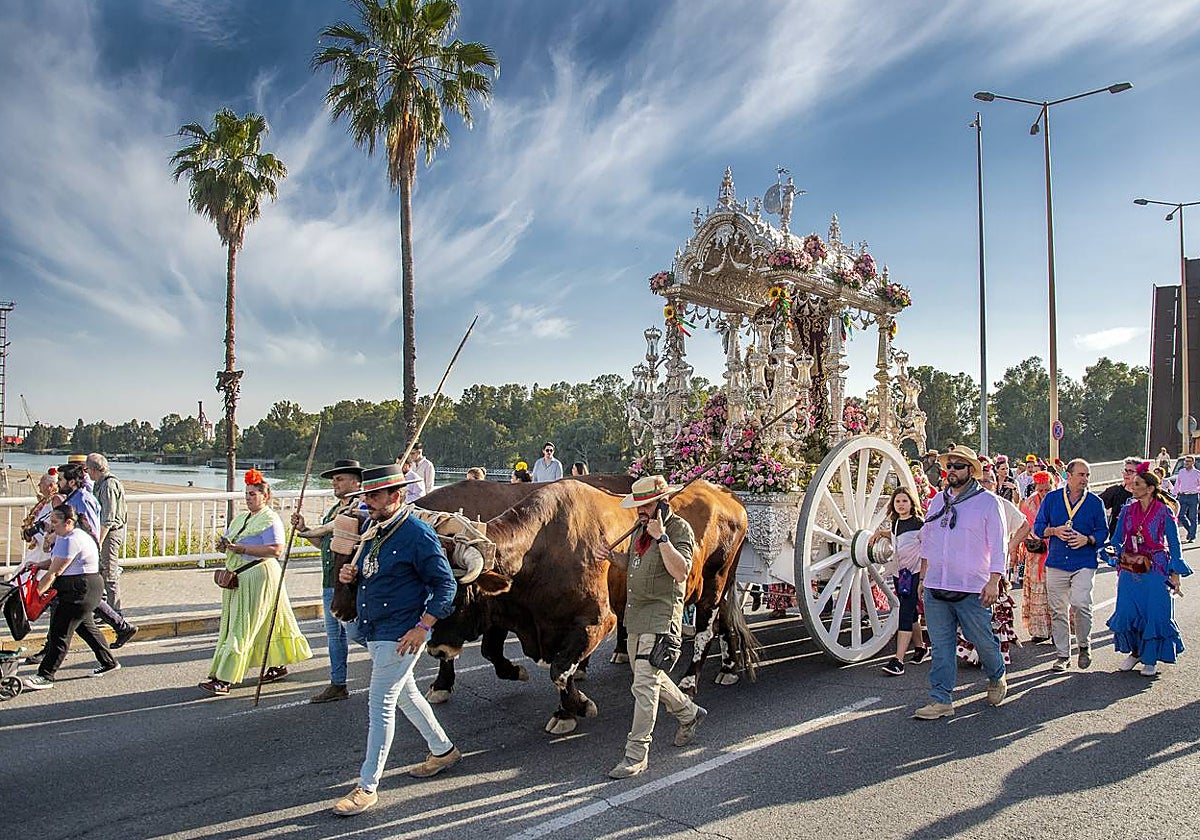 El Simpecado de Sevilla Sur cruzando el puente de las Delicias