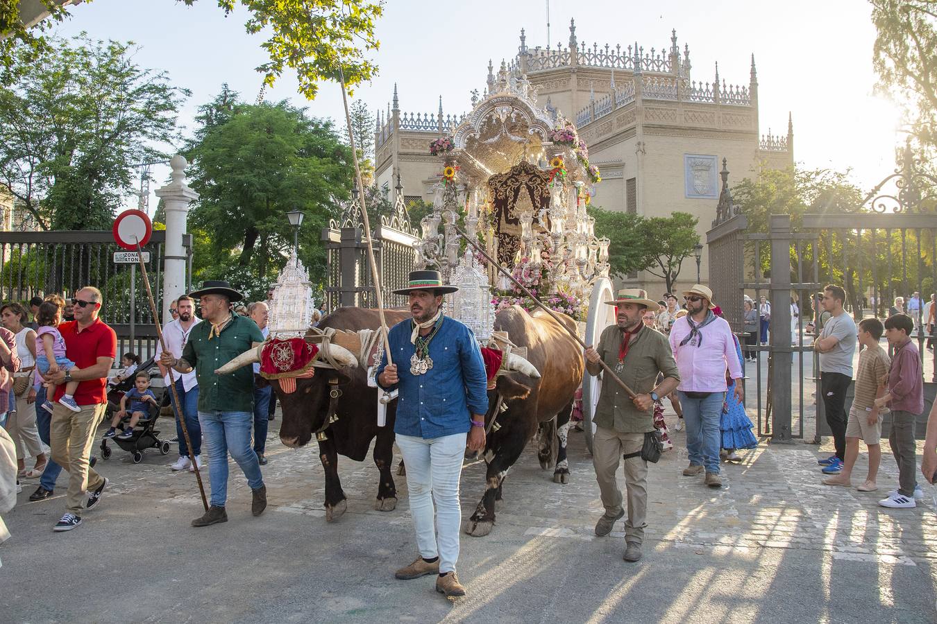 La hermandad del Rocío de Sevilla Sur durante su llegada a Sevilla