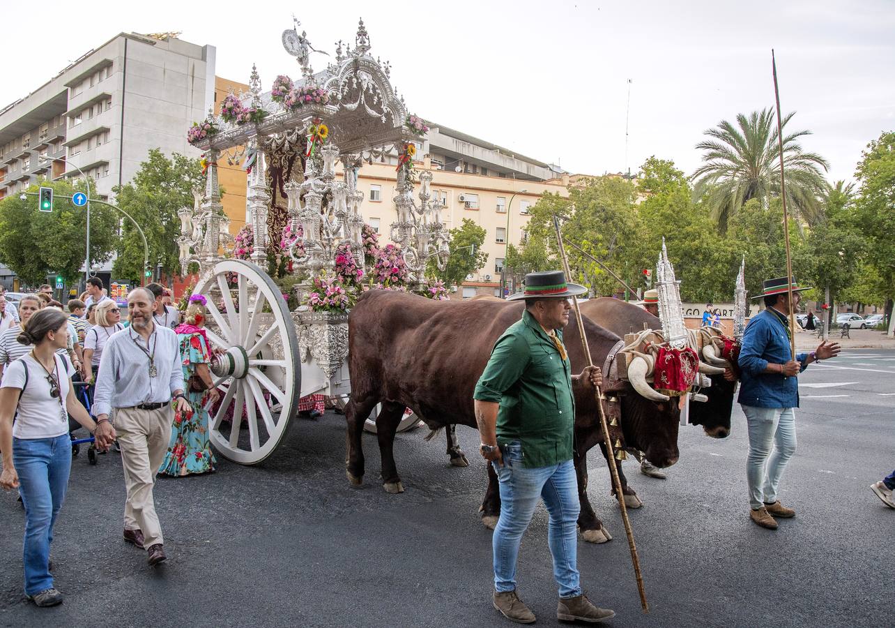 La hermandad del Rocío de Sevilla Sur durante su llegada a Sevilla