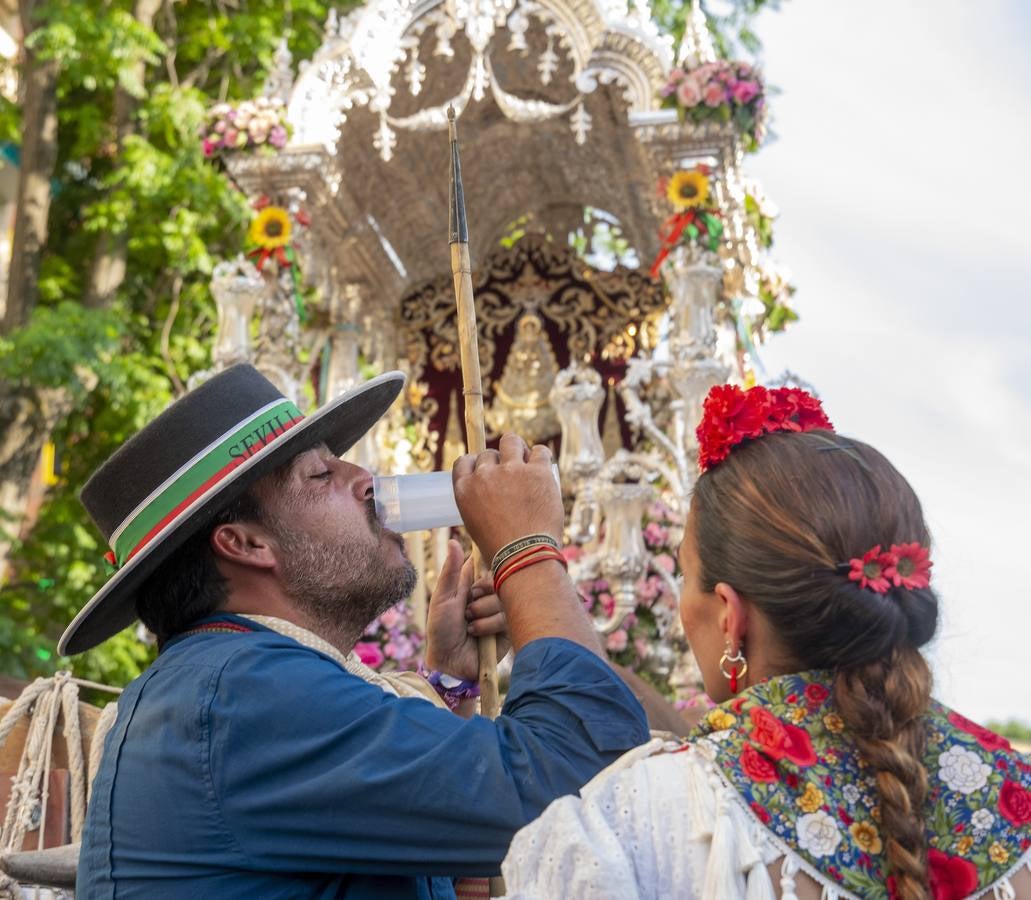 La hermandad del Rocío de Sevilla Sur durante su llegada a Sevilla