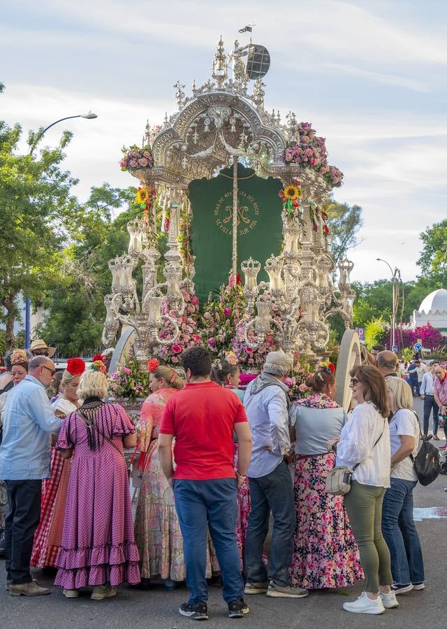 La hermandad del Rocío de Sevilla Sur durante su llegada a Sevilla