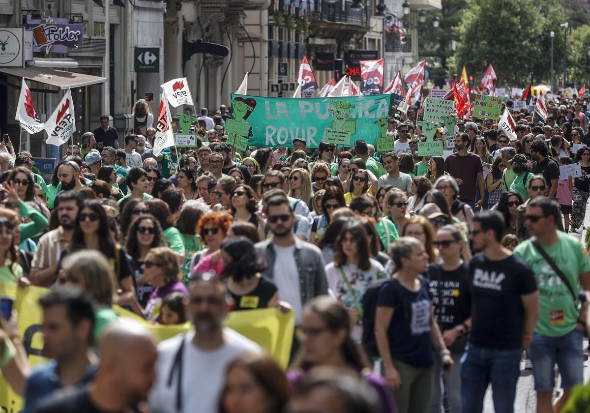 Manifestación convocada por la Plataforma en Defensa de l'Ensenyament Públic en el marco de la huelga educativa este jueves en Valencia.