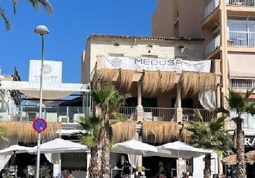 El 'Medusa Beach Club', un local frente al mar abierto todo el día: copas, comida y música