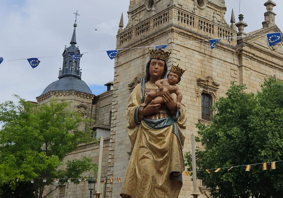 La Virgen de la Almudena peregrina, este miércoles, ante la parroquia de Orgaz
