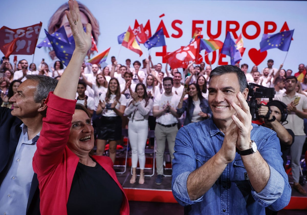 El expresidente del Gobierno José Luis Rodríguez Zapatero; la ministra para la Transición Ecológica, Teresa Ribera; y el presidente del Gobierno y secretario general del PSOE, Pedro Sánchez, este jueves en Valencia