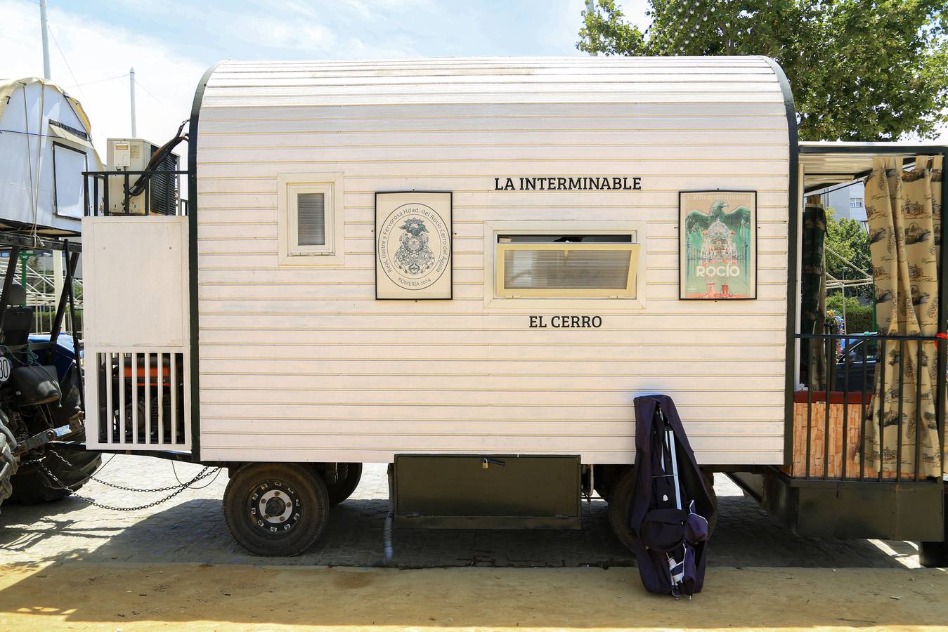 La hermandad llegó a Sevilla a mediodía y realizaron una parada antes de continuar hacia su barrio