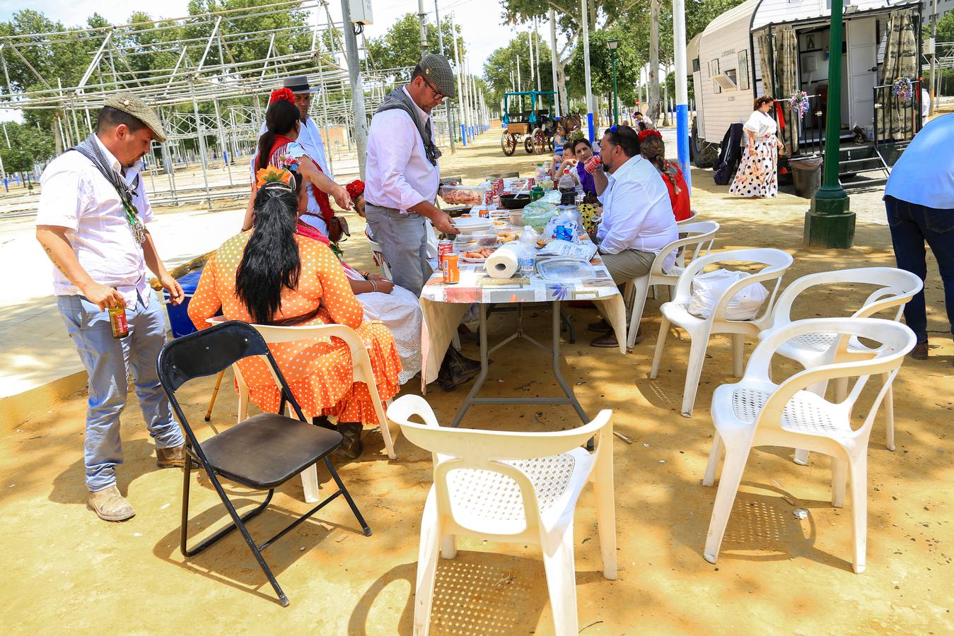 La hermandad llegó a Sevilla a mediodía y realizaron una parada antes de continuar hacia su barrio