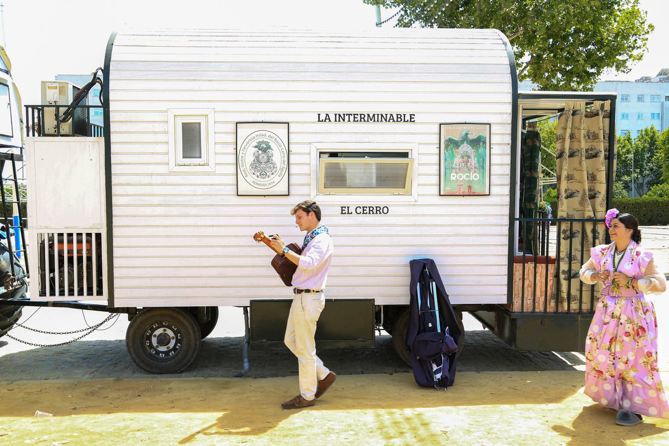 La hermandad llegó a Sevilla a mediodía y realizaron una parada antes de continuar hacia su barrio