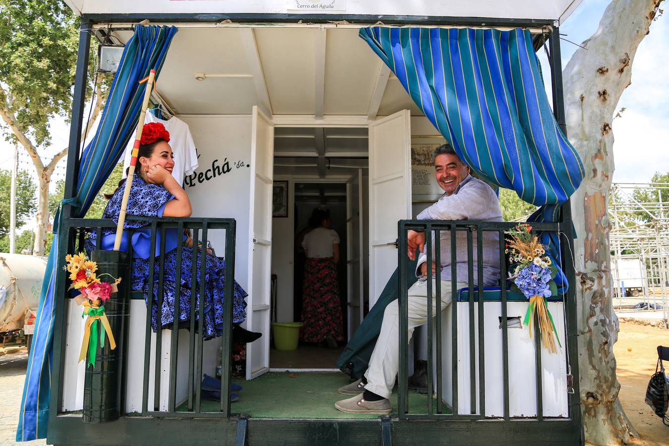 La hermandad llegó a Sevilla a mediodía y realizaron una parada antes de continuar hacia su barrio