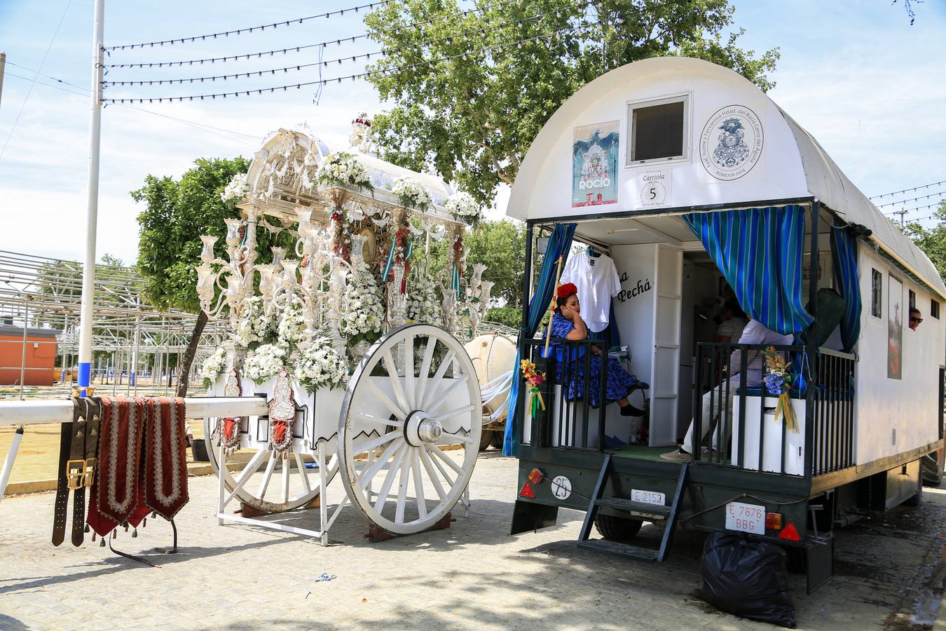 La hermandad llegó a Sevilla a mediodía y realizaron una parada antes de continuar hacia su barrio