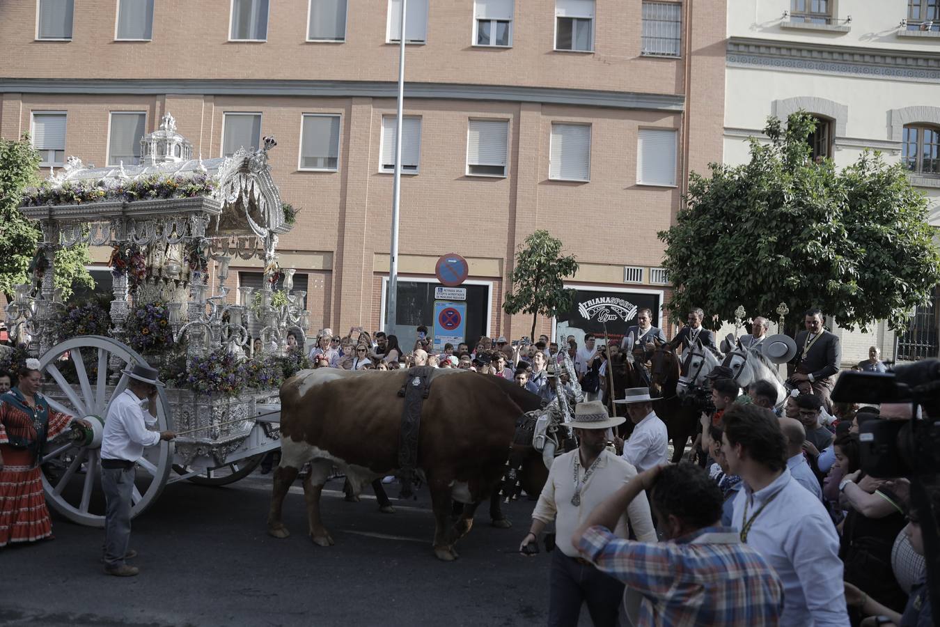 La primera parada de la hermandad de la Macarena cuando entra en Sevilla es en la Basílica del Cachorro