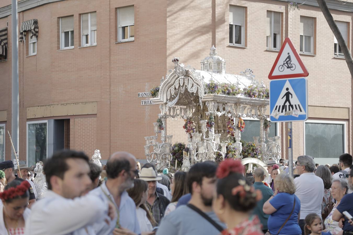 La primera parada de la hermandad de la Macarena cuando entra en Sevilla es en la Basílica del Cachorro
