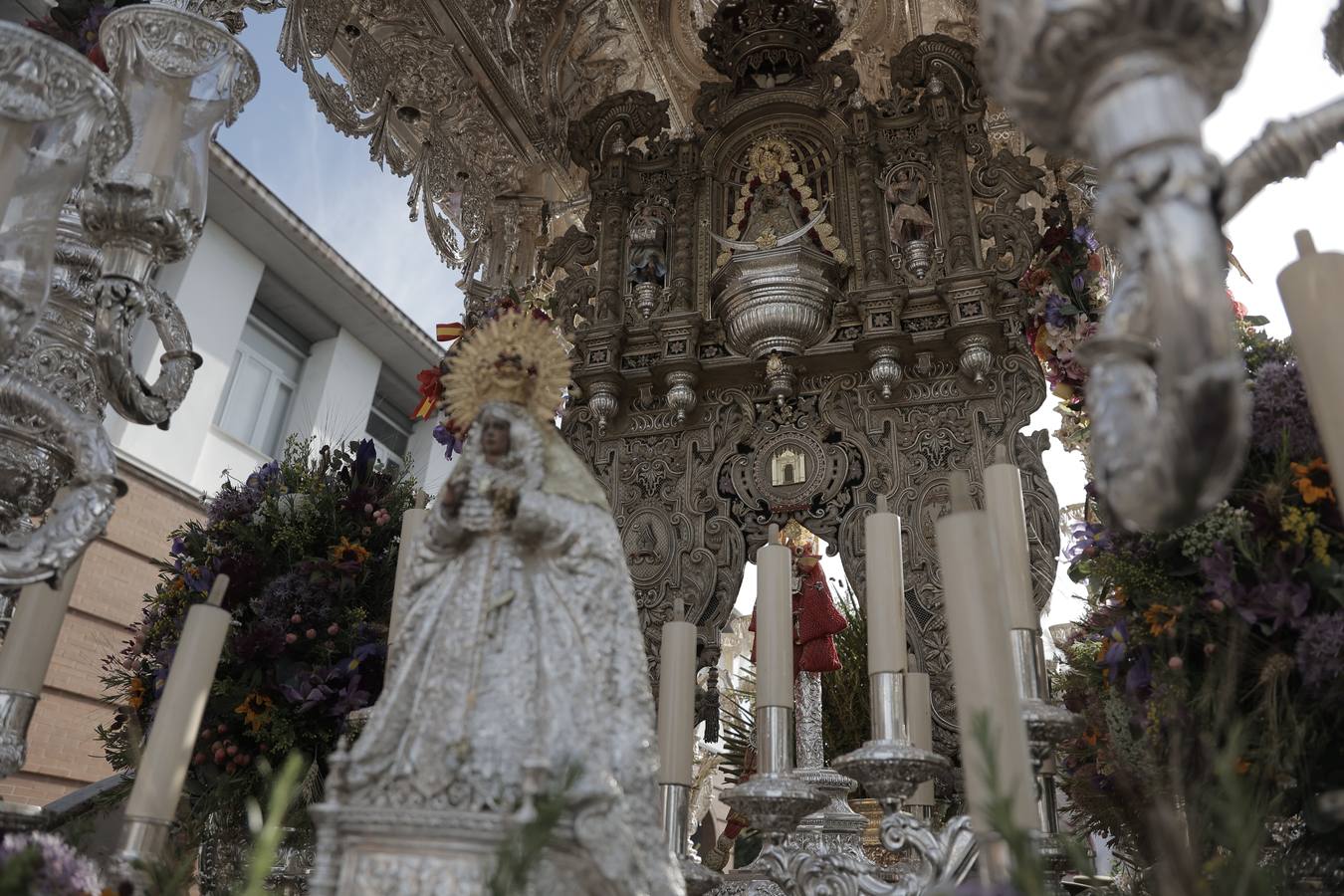 La primera parada de la hermandad de la Macarena cuando entra en Sevilla es en la Basílica del Cachorro