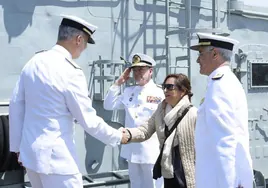 El Rey saluda a la ministra de Defensa, Margarita Robles, y el JEMAD, Teodoro Esteban López Calderón