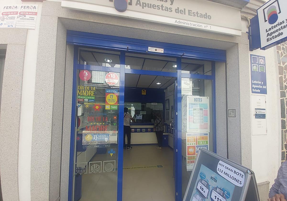 Administración de lotería de Hinojosa del Duque donde se ha vendido parte del primer premio