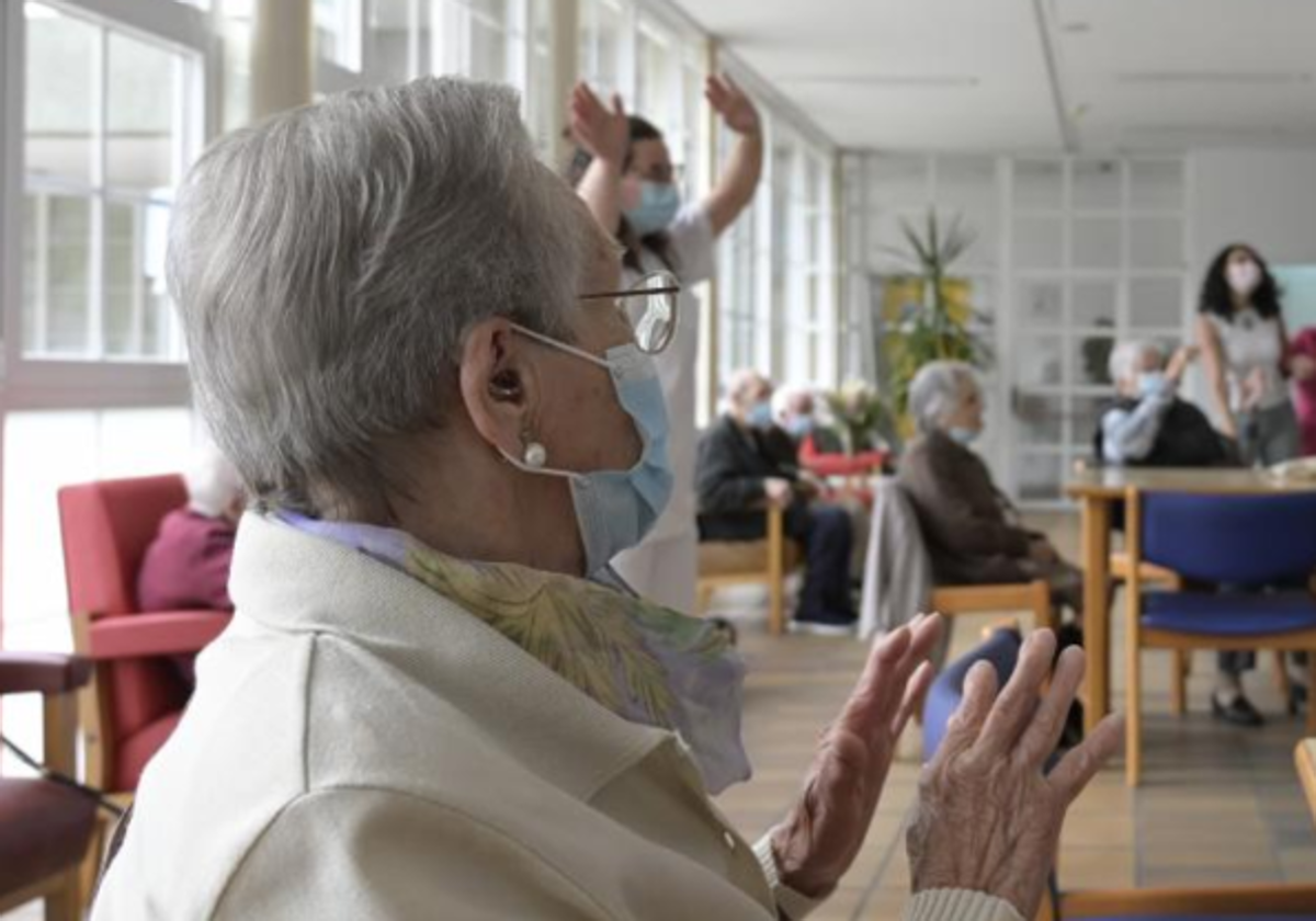 Ancianos en la Residencia de mayores de Carballo, en junio de 2021