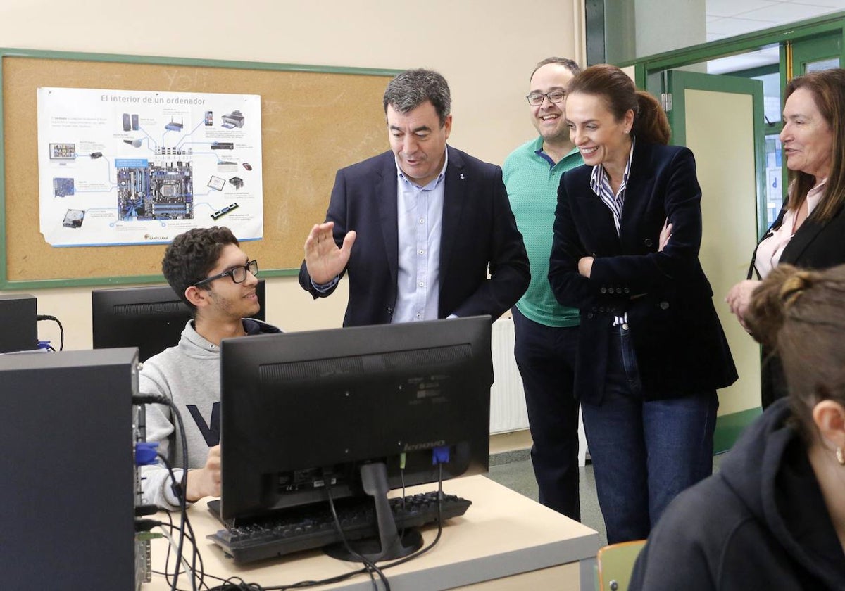 Román Rodríguez y Judith Fernández en su visita al IES Valarades