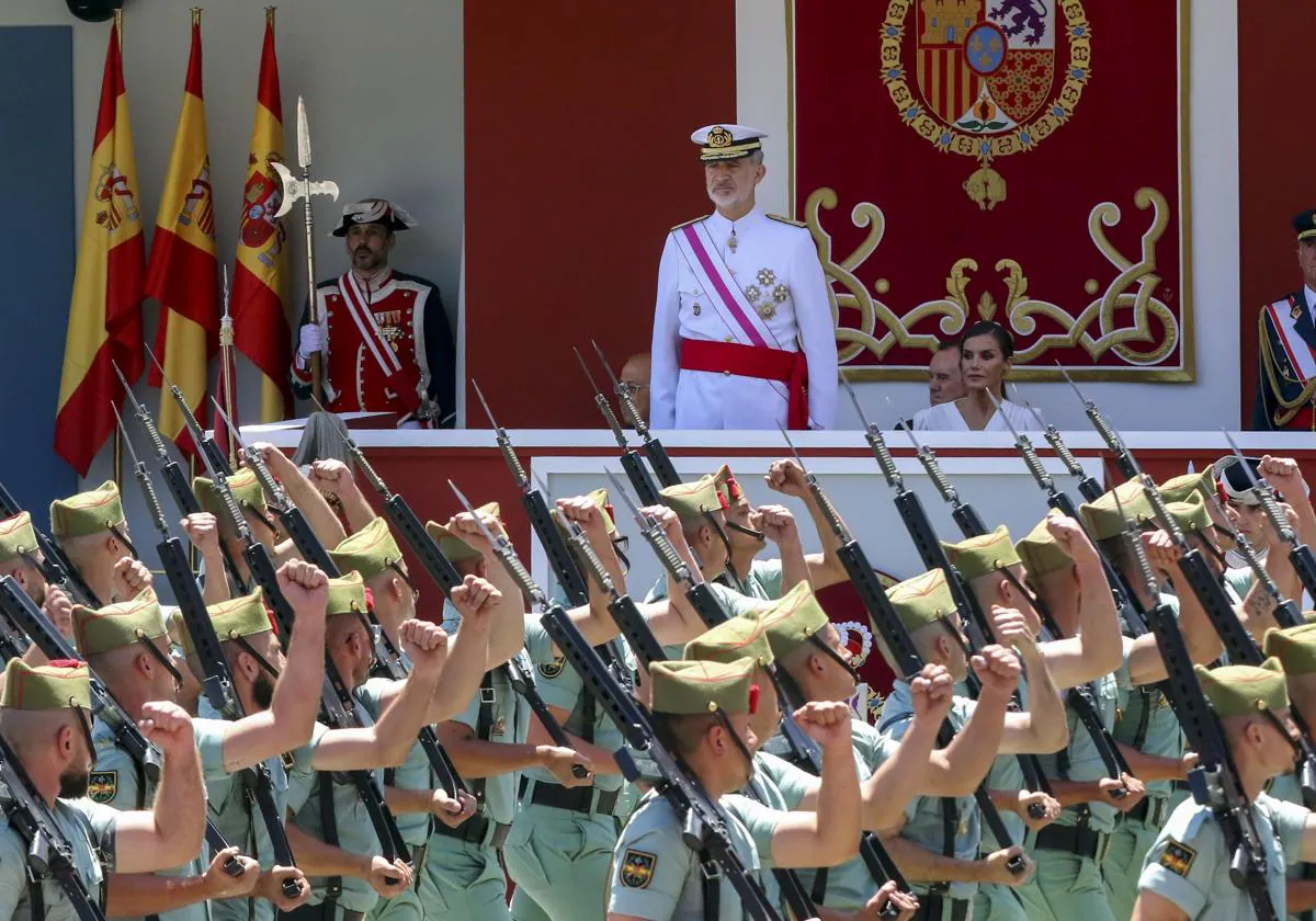La legión desfila ante los Reyes Felipe y Letizia