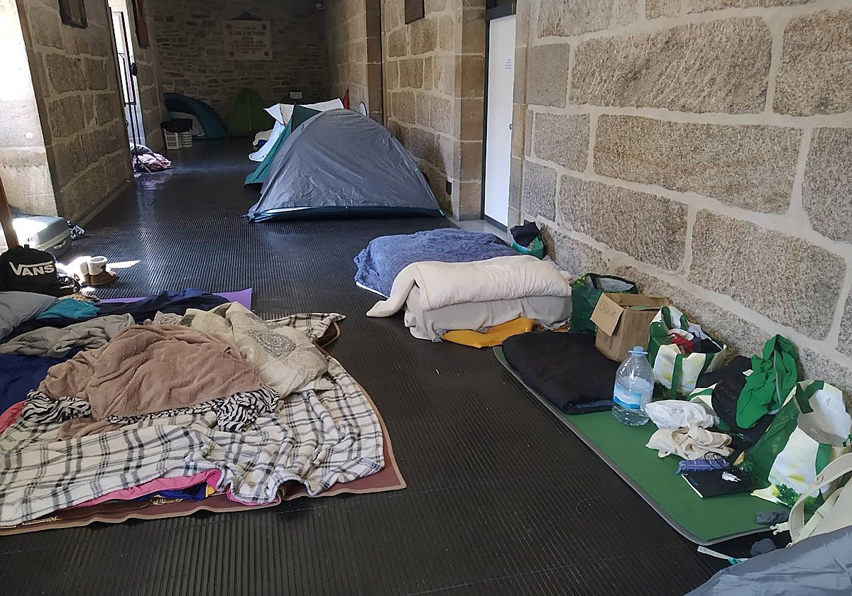 Colchones, mantas, tiendas y enseres, este viernes, en los pasillos de la facultad