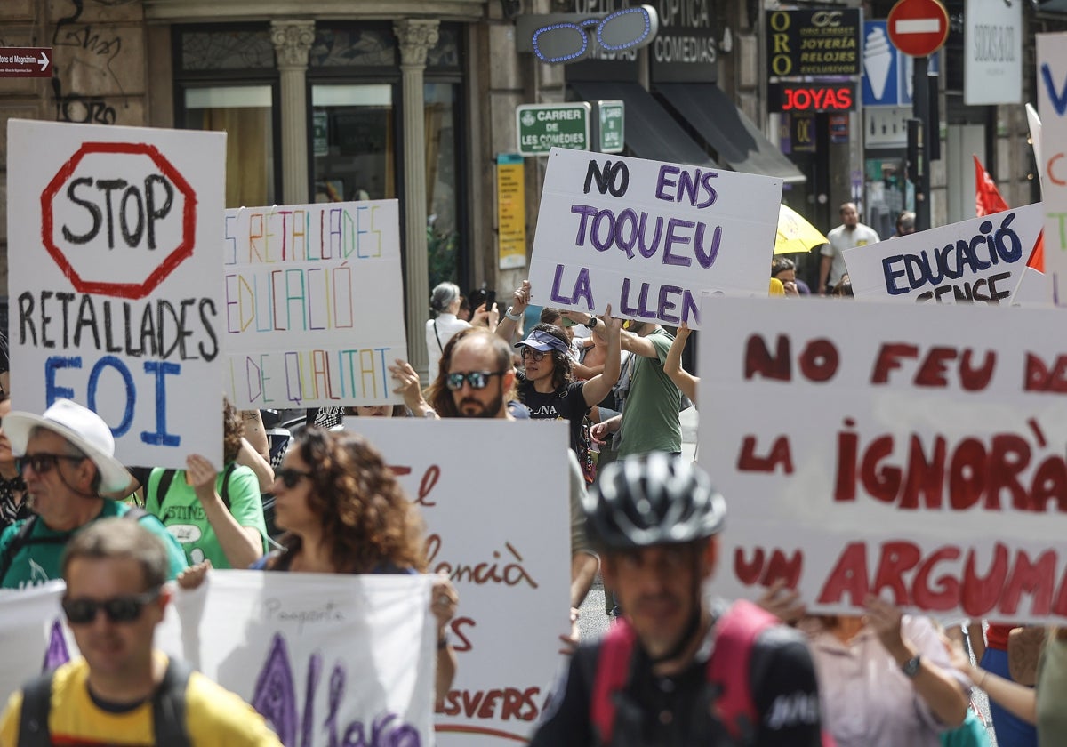 Imagen de la manifestación de este jueves en Valencia durante la huelga educativa convocada en la Comunidad Valenciana