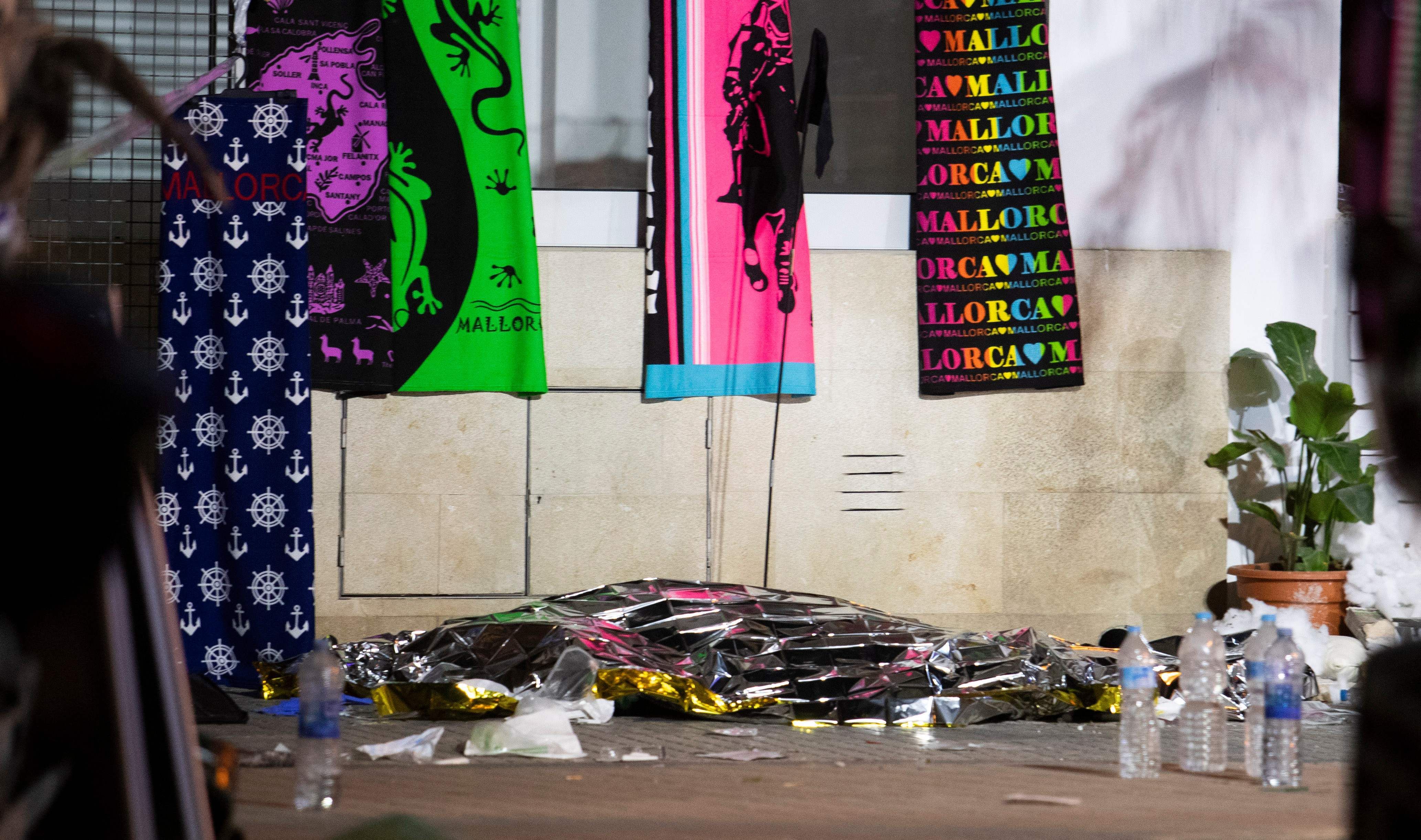 Se ve una manta de supervivencia que supuestamente cubre un cuerpo después del derrumbe