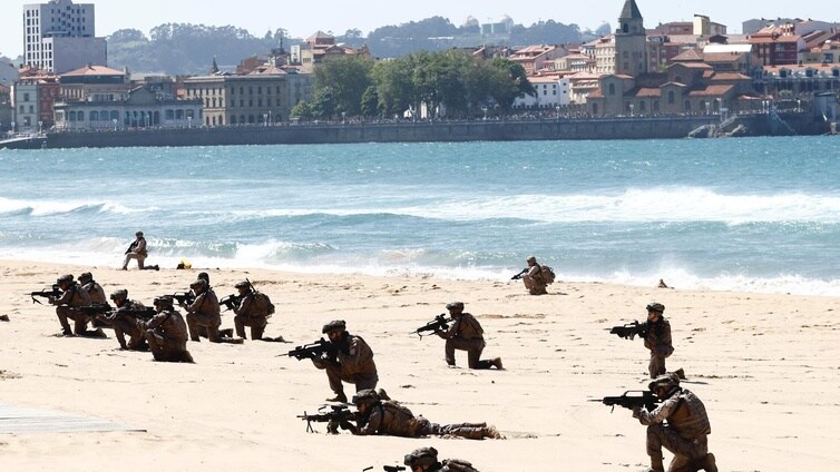 Exhibición de las Fuerzas Armadas en Gijón: buques, cazas y paracaidistas en primera línea de playa
