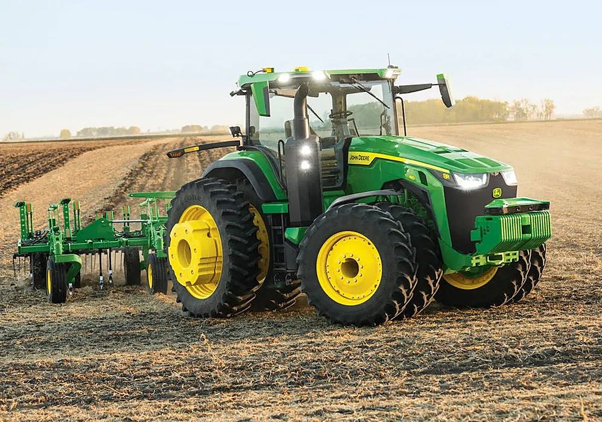Tractor trabajando en el campo