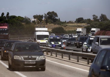Un herido y retenciones en la A-4 a la altura de Córdoba tras chocar dos camiones