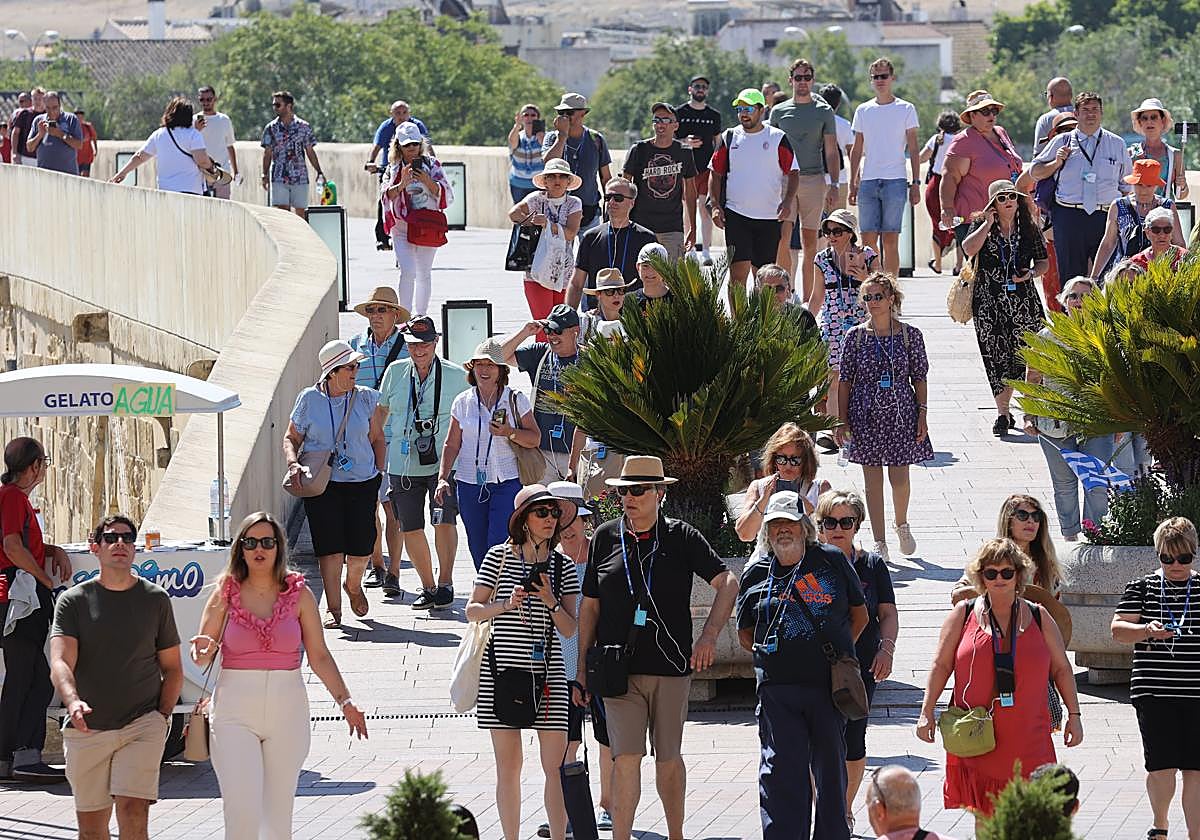 Turistas en el Puente Romano de Córdoba
