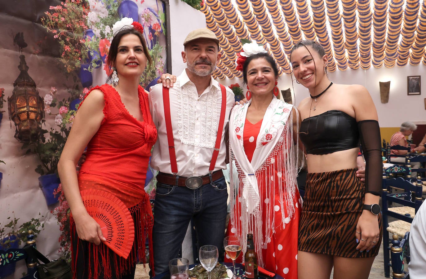 Las imágenes del ambiente en las casetas el último sábado de la Feria de Córdoba (I)