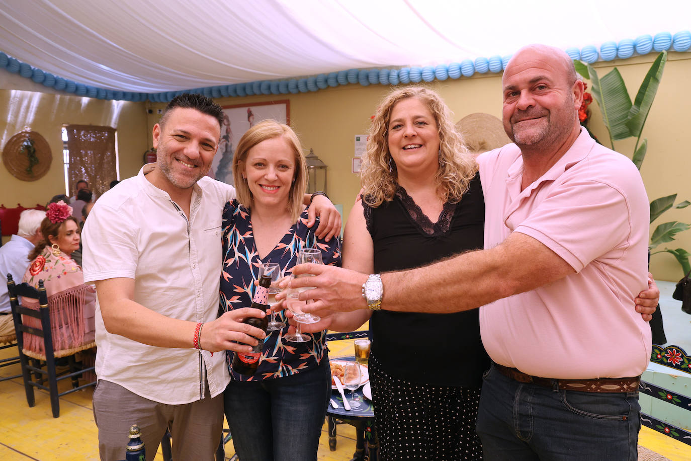 Las imágenes del ambiente en las casetas el último sábado de la Feria de Córdoba (I)