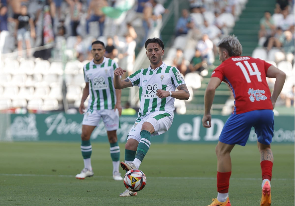 Adri Castellano pasa el balón durante el partido en El Arcángel
