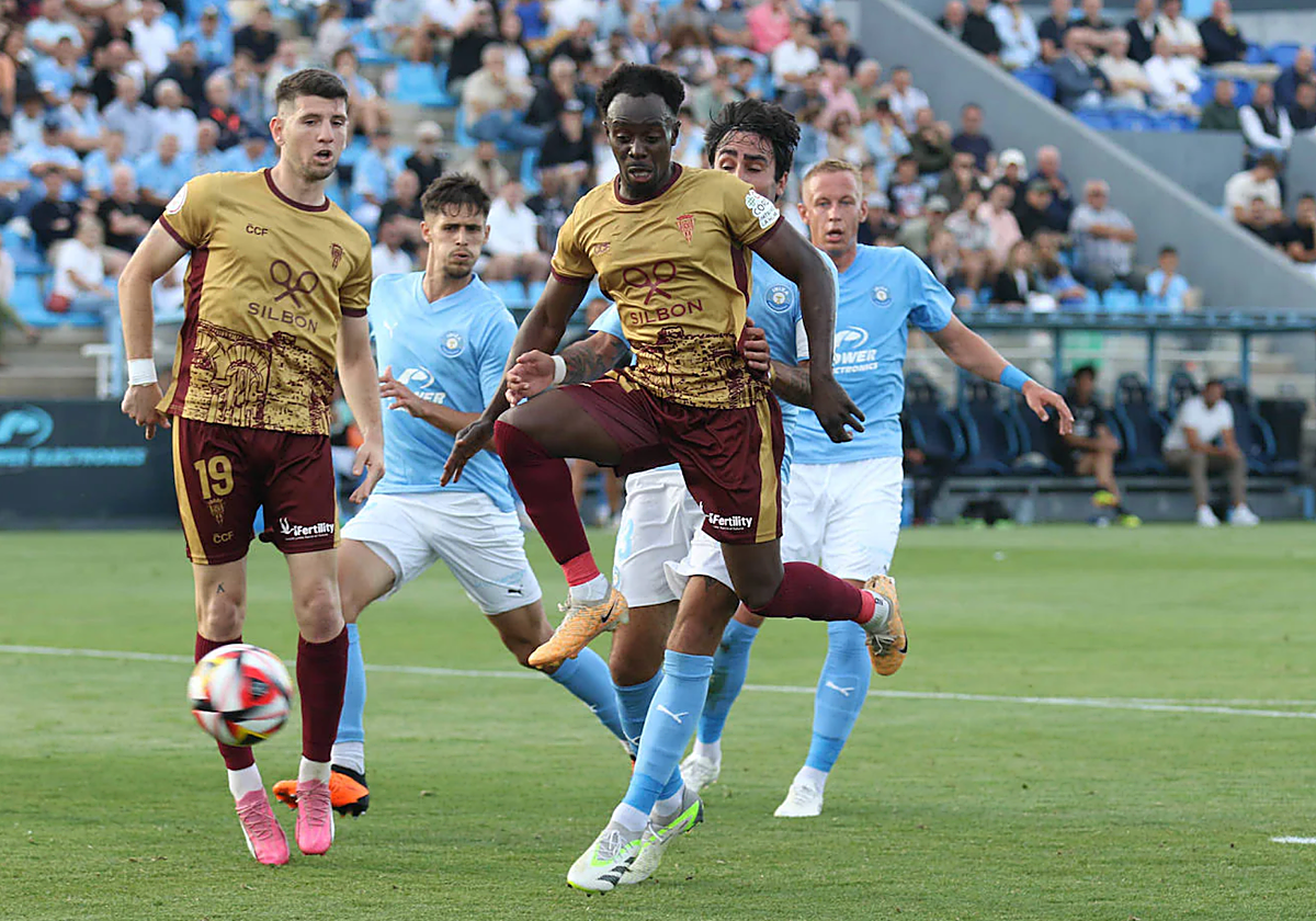 Diarra lucha por el balón durante un partido del Córdoba a domicilio