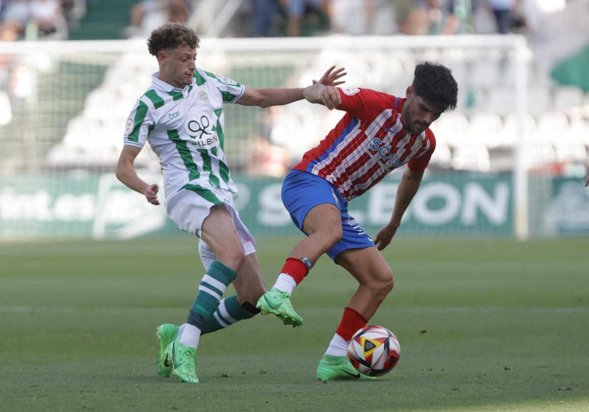 Simo disputa el balón con un rival del Algeciras