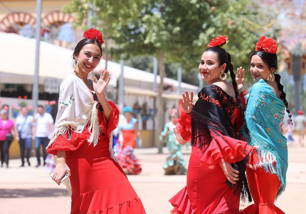 Tres jóvenes vestidas de gitana dicen adiós en el recinto del Arenal este sábado en Córdoba