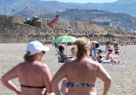 Movimientos de arena en la playa de San Andrés de Málaga capital