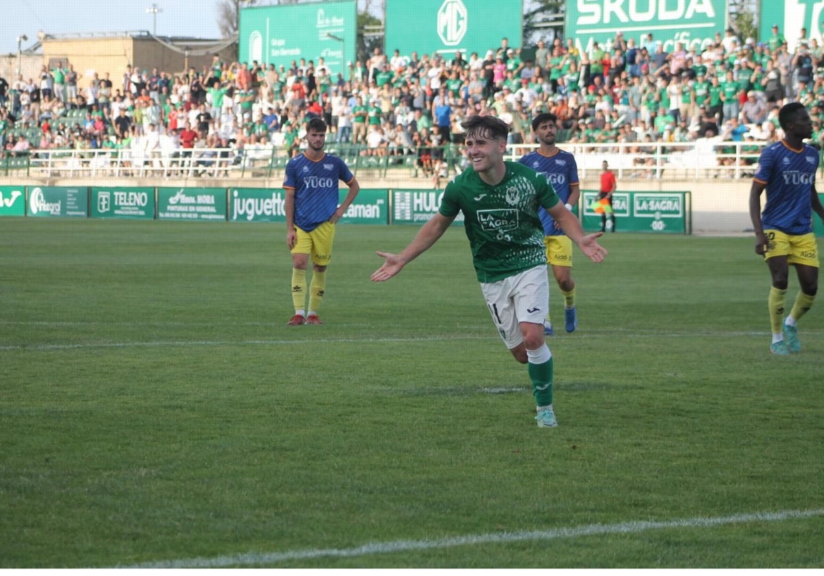 Unax celebrando el segundo gol del Toledo