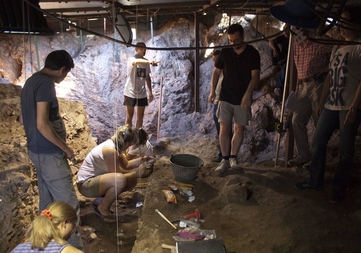 Excavaciones en el interior de la Cueva del Ángel en una imagen de archivo