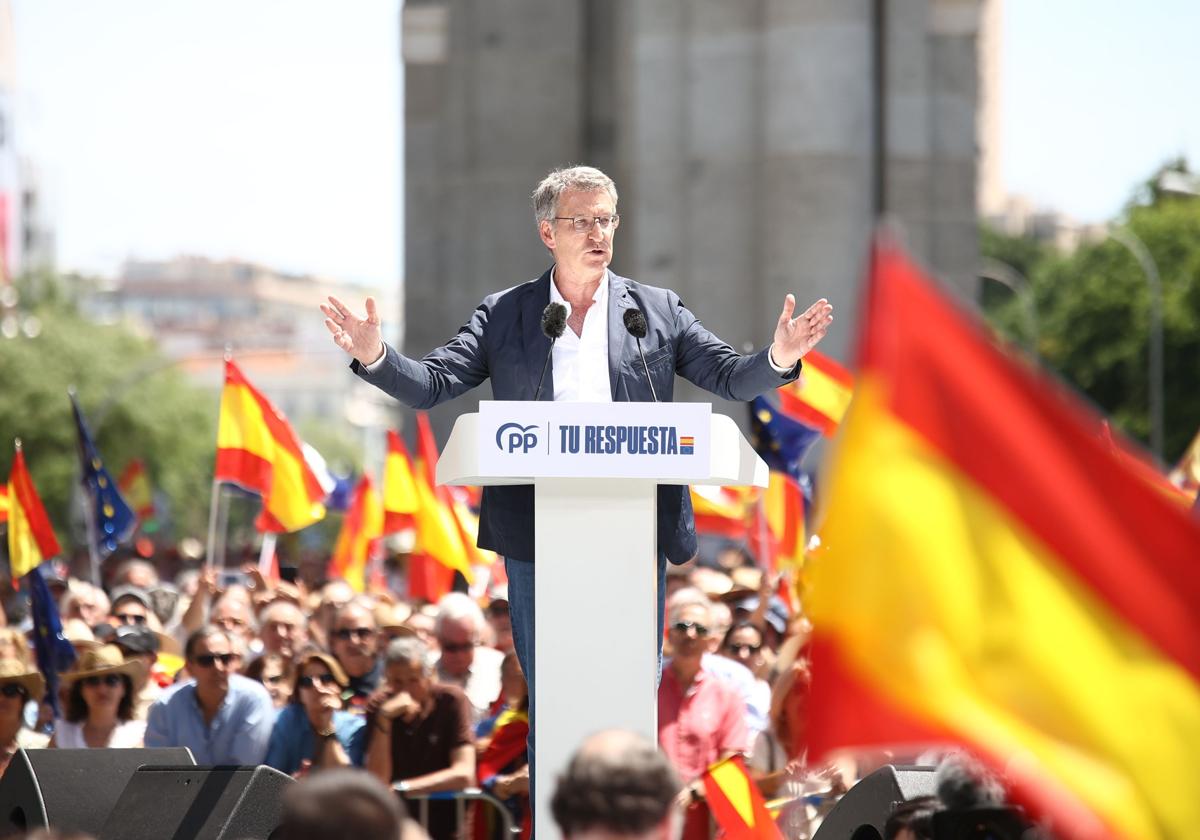 Alberto Núñez Feijóo en la concentración del PP en la Puerta de Alcalá contra Sánchez y la amnistía
